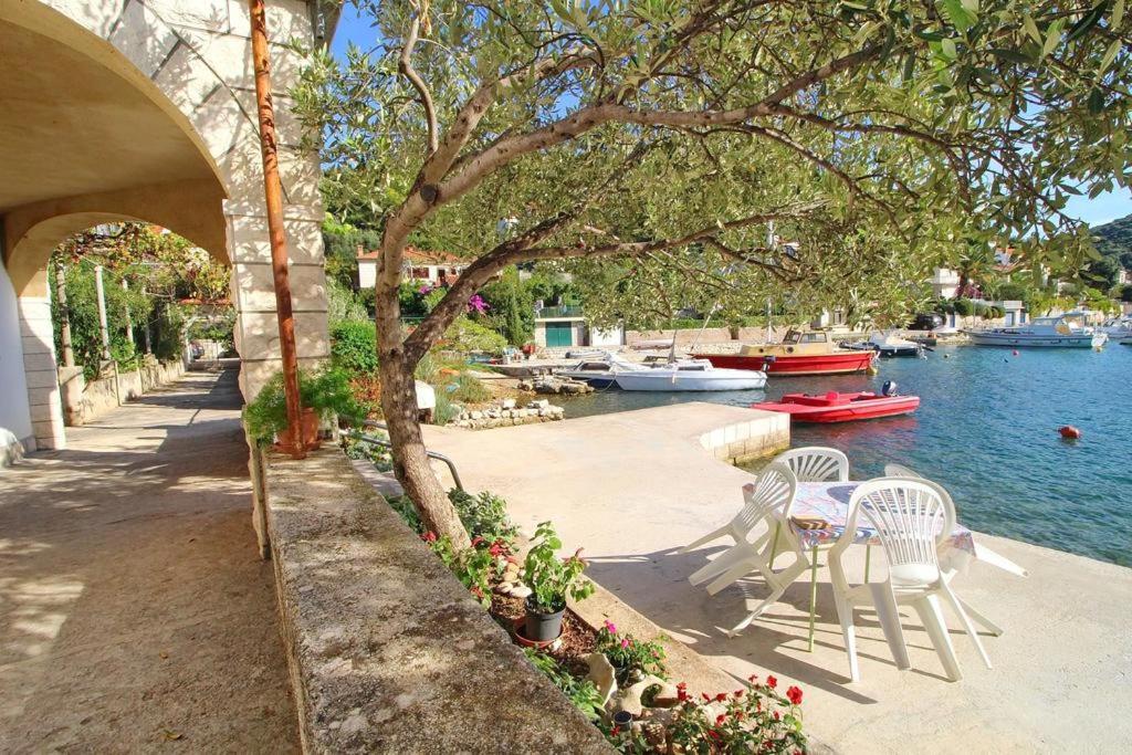 Apartmans And Rooms Dunjini Dvori Korčula Eksteriør bilde