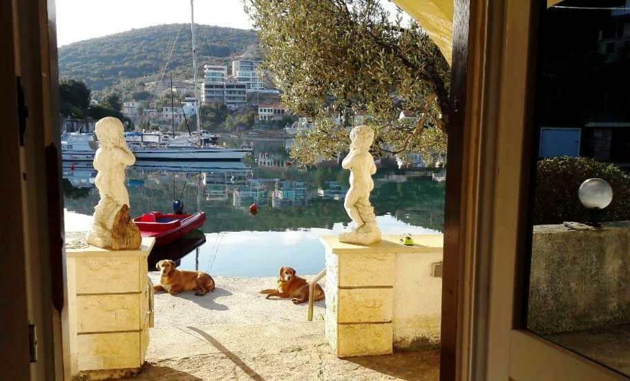 Apartmans And Rooms Dunjini Dvori Korčula Eksteriør bilde